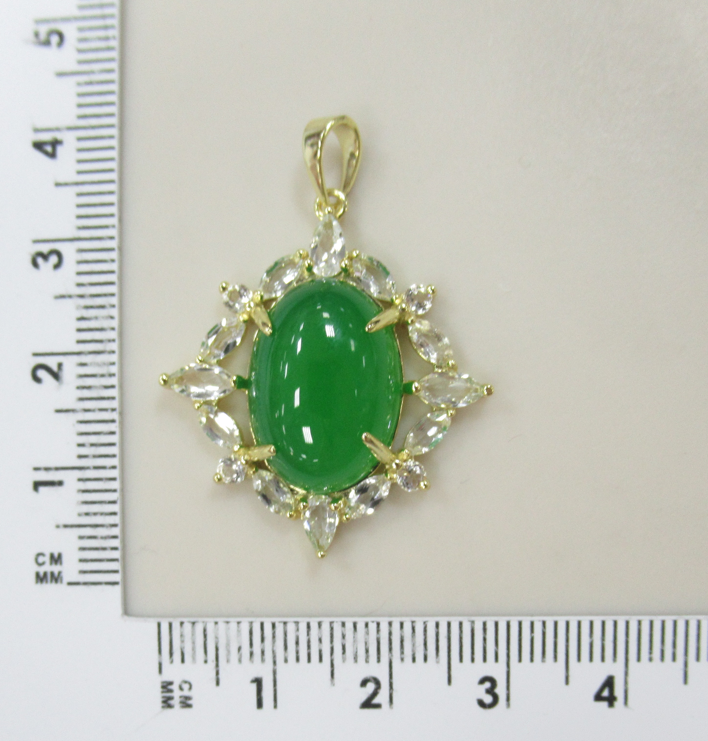 Серебряная подвеска с зеленым халцедоном